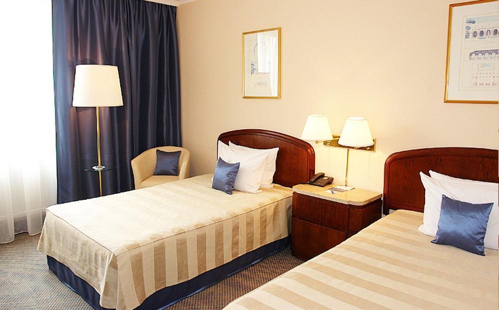 Booking Hotel & Spa كراكوفيا المظهر الخارجي الصورة A typical hotel room